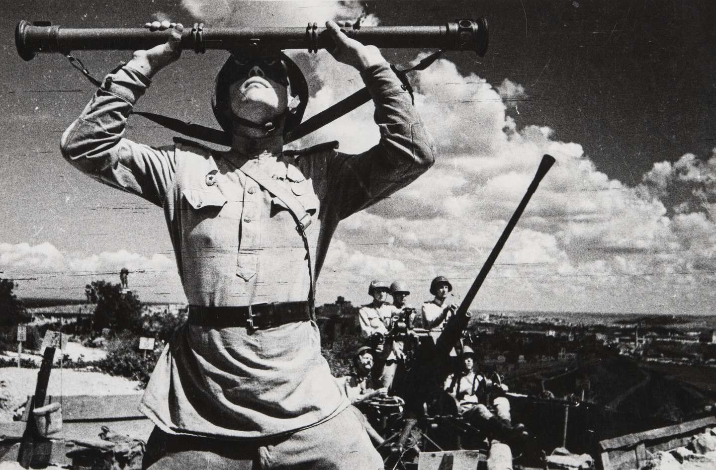 Е. Халдей . 
 

Артиллеристы 

Севастополь, 1944  