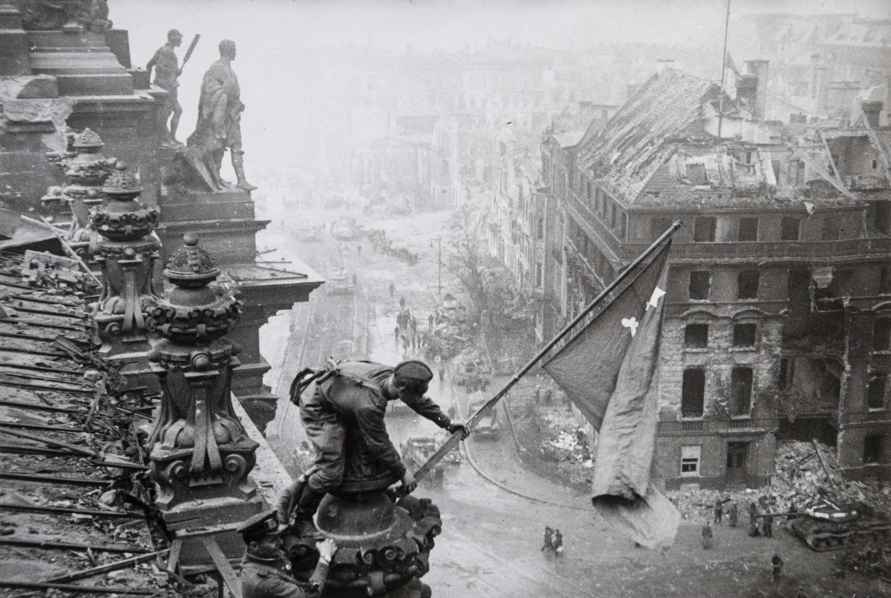Евгений Халдей. 
 

Знамя Победы 

Германия, Берлин, 1945  