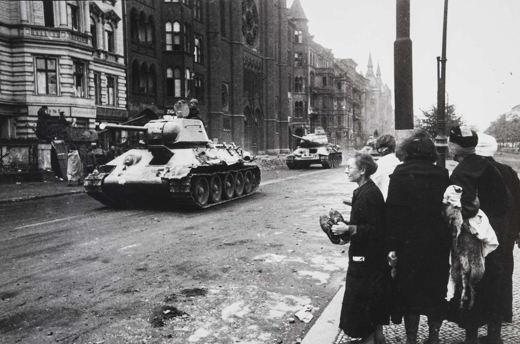 Евгений Халдей . 
 

Советские танки в городе 

Германия, Берлин, 1945  