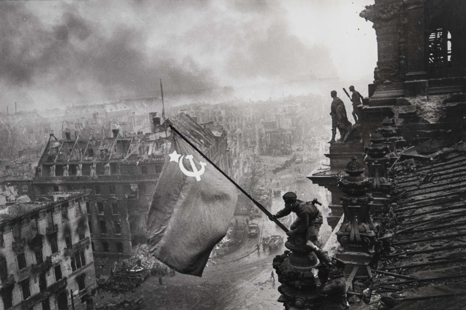 Евгений Халдей. 
 

Флаг Победы 

Германия, Берлин,  2 мая 1945  