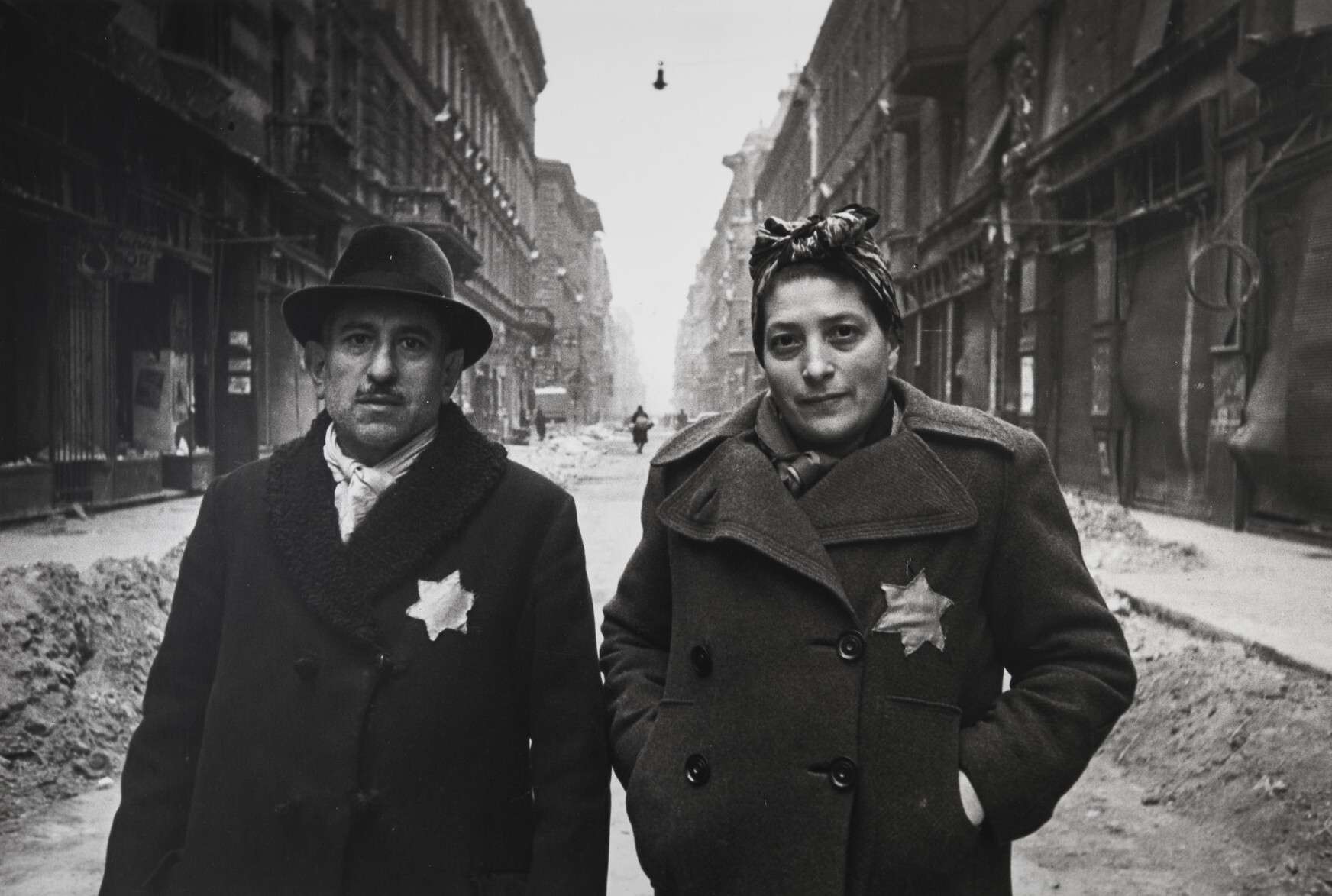 Евгений Халдей . 
 

Освобожденная семья из будапештского гетто 

Венгрия, 1945 