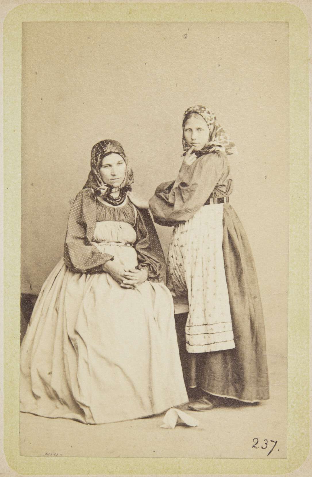 Вильям Каррик. 
 

Крестьянки, Санкт-Петербург, 1860‑е 
 