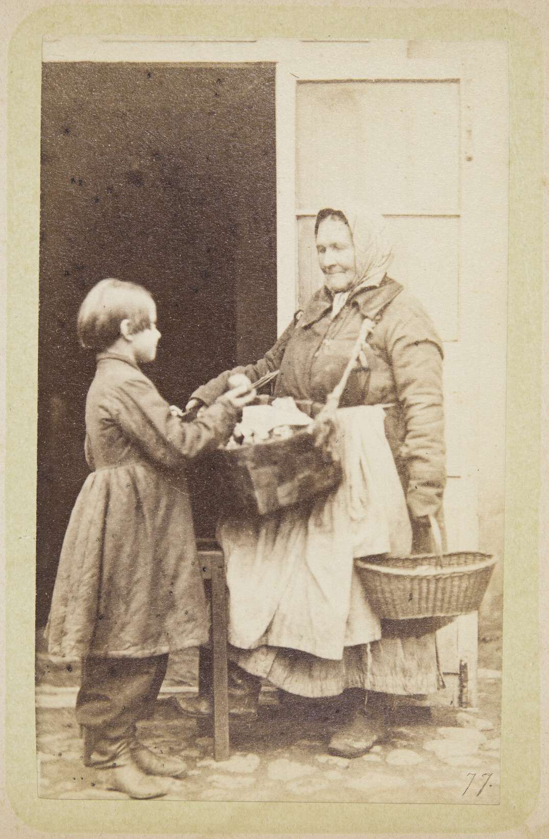 Вильям Каррик. 
 

Уличная торговка и мальчик-покупатель, Санкт-Петербург, 1860–70‑е 
 
