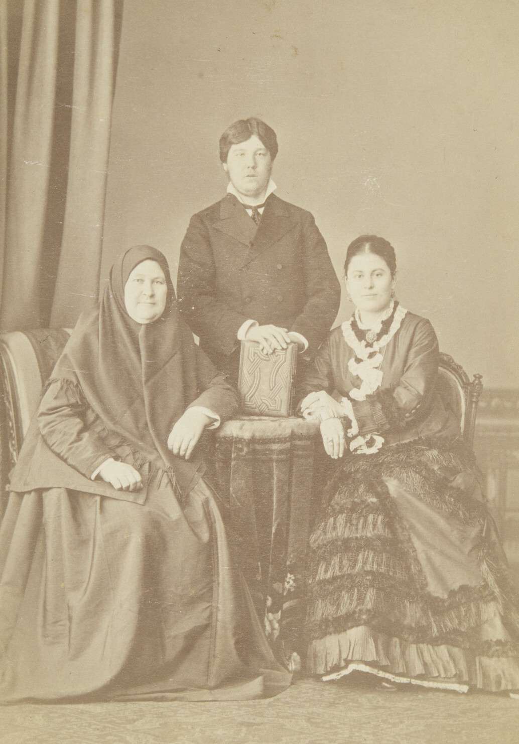 Карелин А.О. (16.07.1837 - 12.08.1906). 
 Семейный портрет 1890-е гг. 