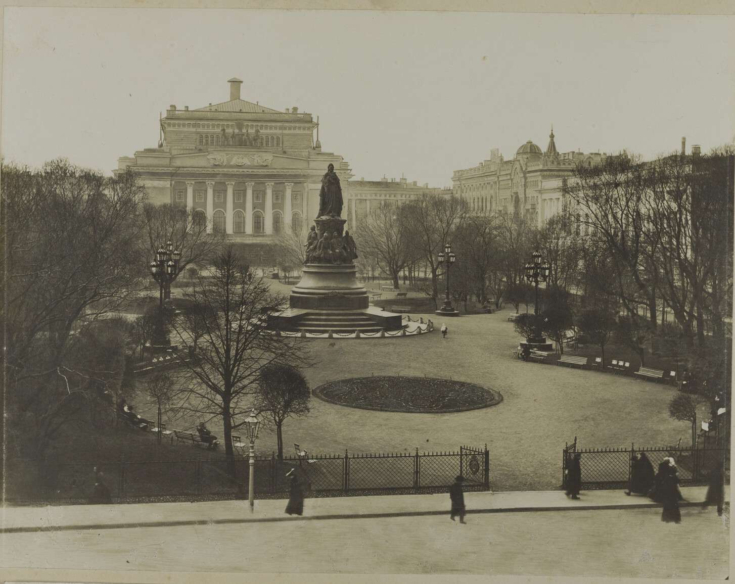 Ателье Карла Буллы. 
 

Площадь Александринского Театра (сейчас пл. Островского) , 1910‑е 
 